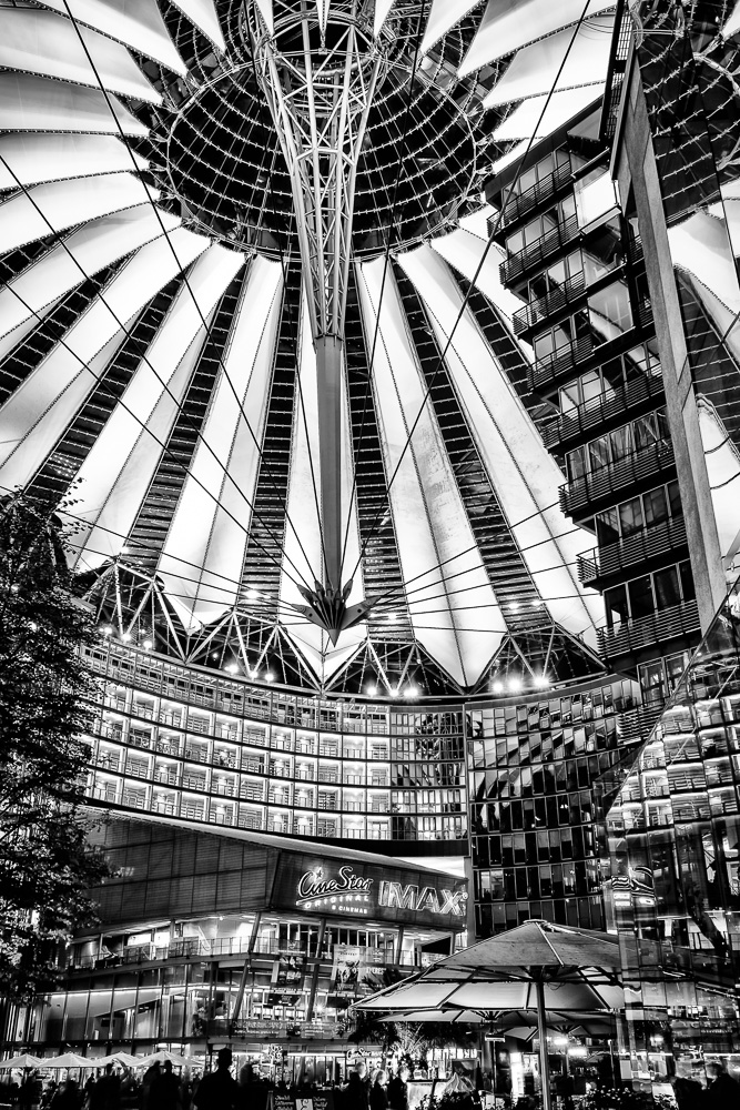 Ansicht aus dem "Inneren" des Sony Center Berlin -- View from inside Sony Center Berlin.